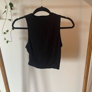 Black muscle cropped tank top